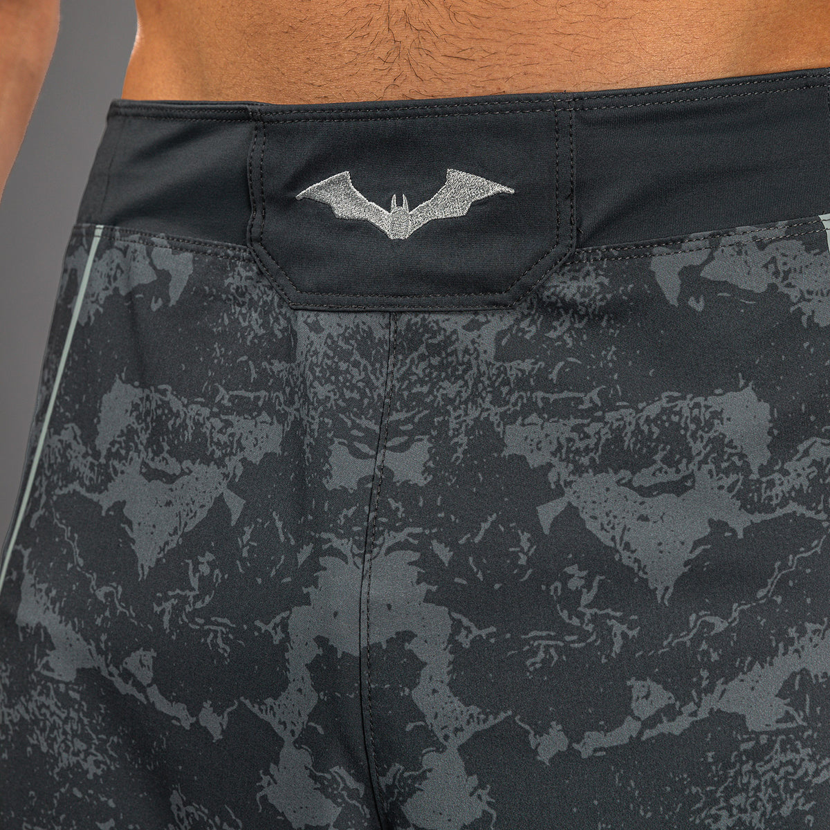 Venum x Batman Fightshorts - Grau