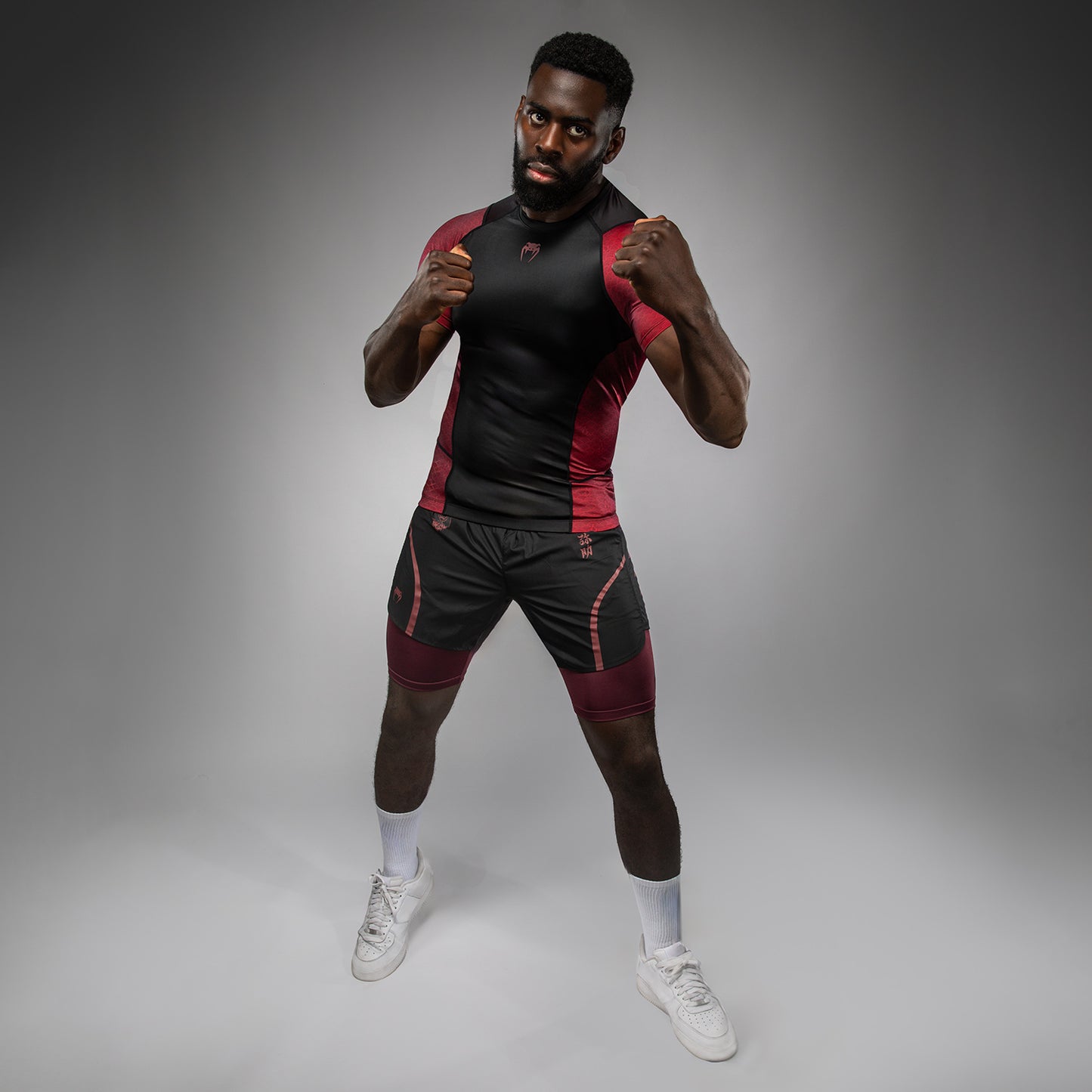 Venum x Assassin’s Creed Shadows Herren Kurzarm Rashguard - Burgunder/Schwarz