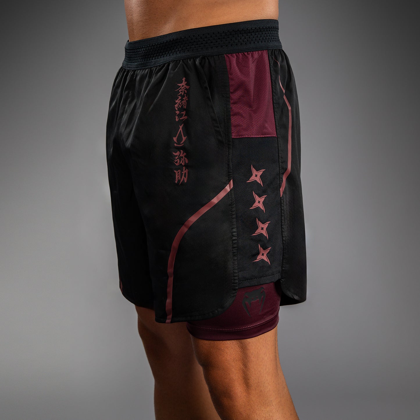 Venum x Assassin’s Creed Shadows Herren Trainingsshorts - Burgunder/Schwarz
