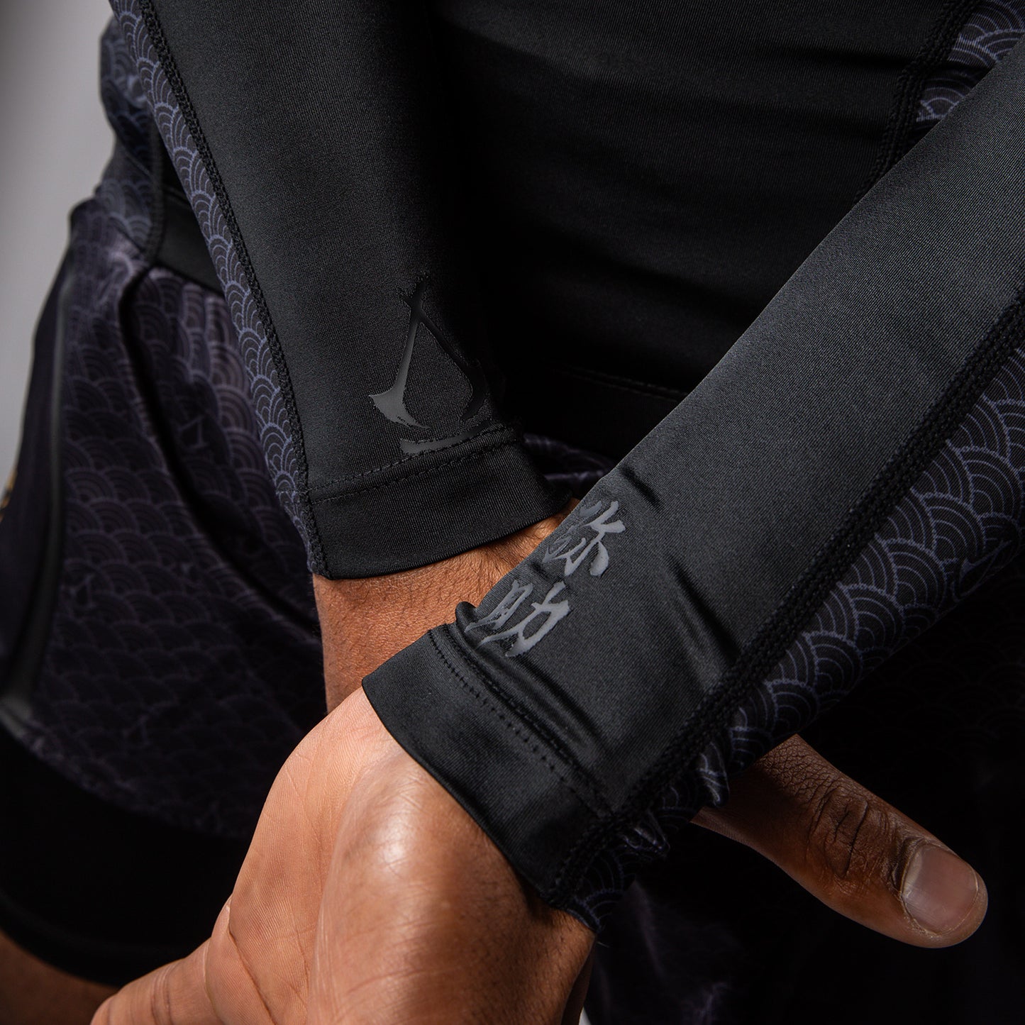 Venum x Assassin’s Creed Shadows Men's Long Sleeve Rashguard - Schwarz