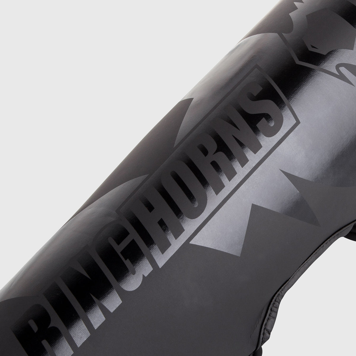 Ringhorns Charger by Venum Schienbeinschoner – Schwarz/Schwarz