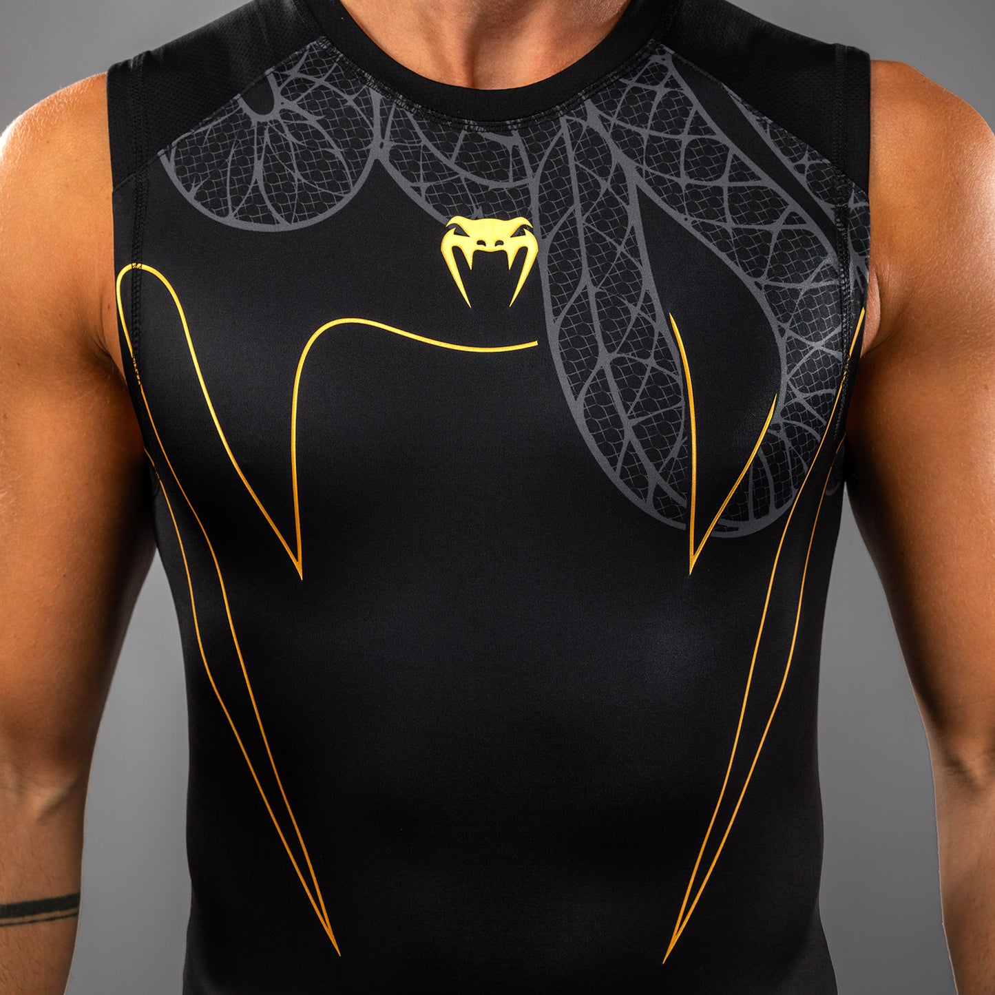 Venum Serpenti Ärmelloses Rashguard – Schwarz/Silber/Gold
