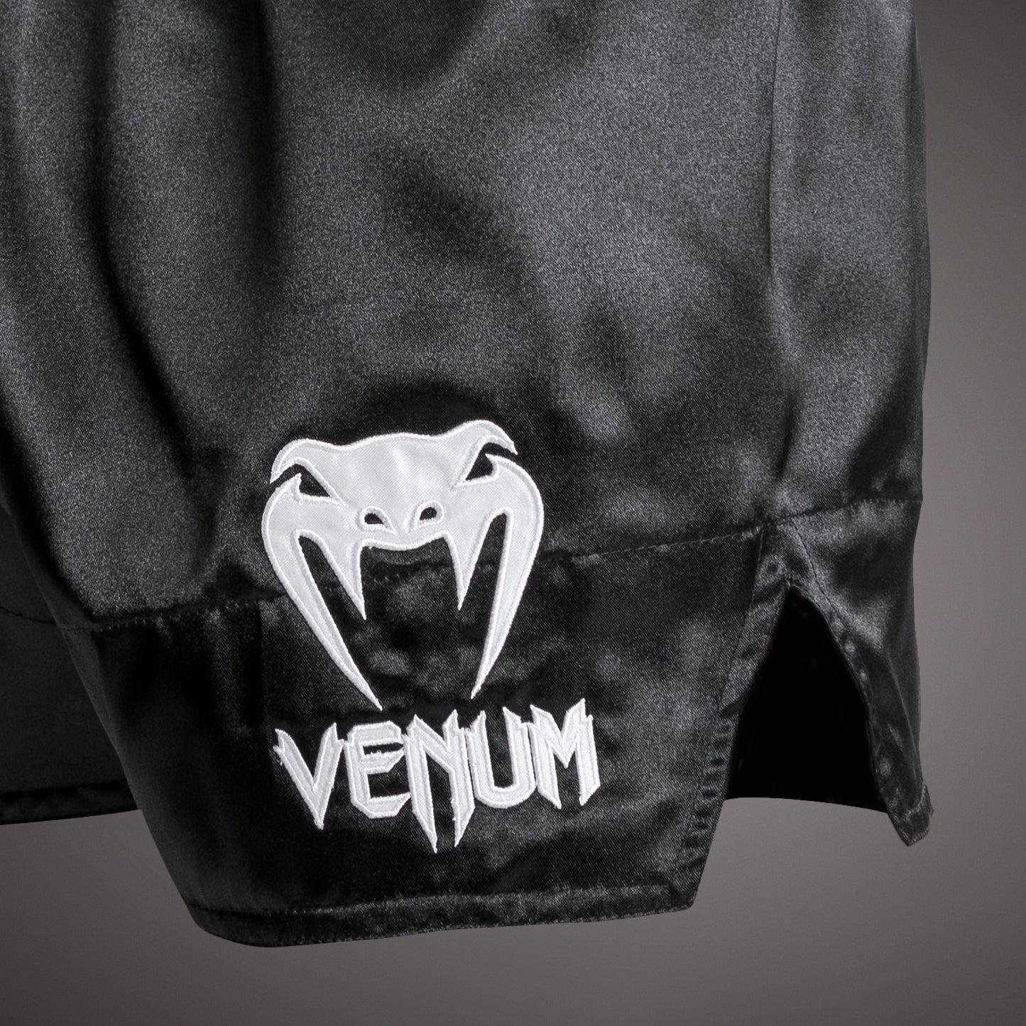 Venum Classic - Muay Thai Shorts Weiß/Schwarz/Weiß