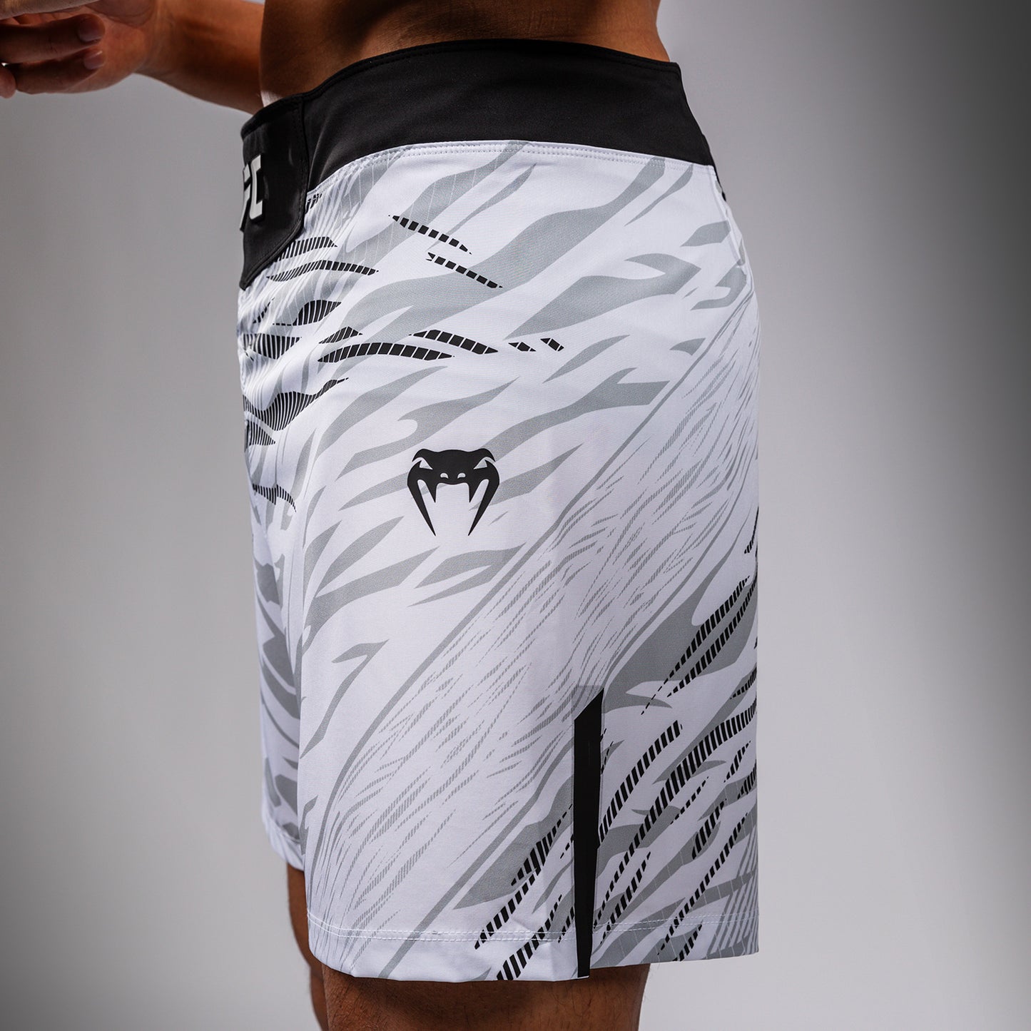 UFC Fusion by Venum Authentic Fight Night Herren Fight Short - Short Fit - Weiß