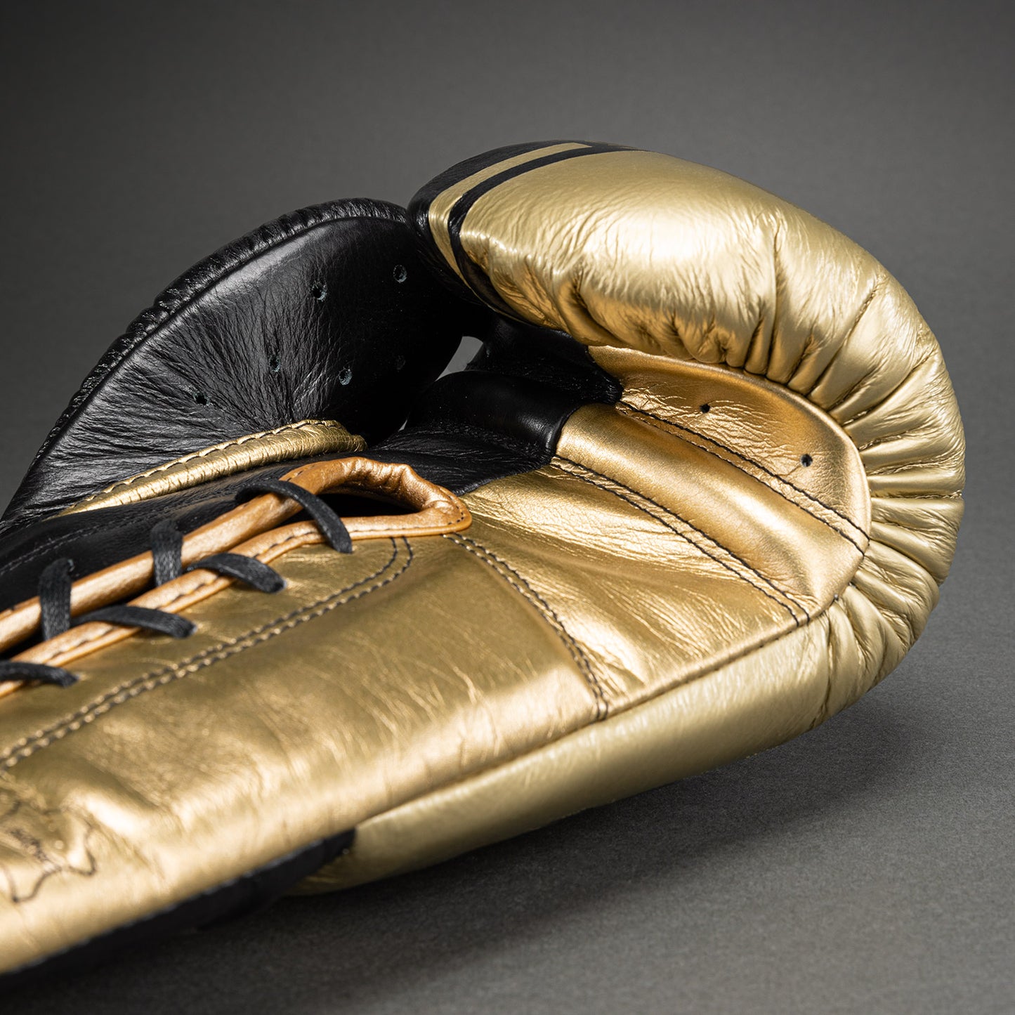 Venum Shield Profi-Boxhandschuhe mit Schnürung - Schwarz/Gold