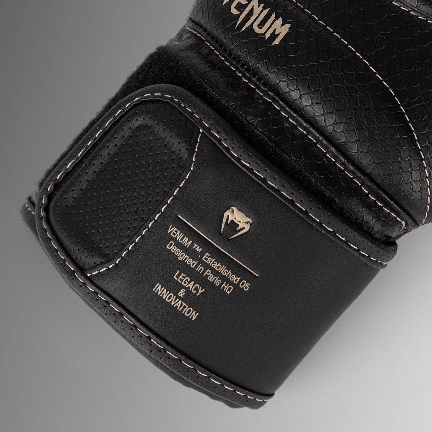 Venum Impact Evo Scales Boxhandschuhe – Schwarz