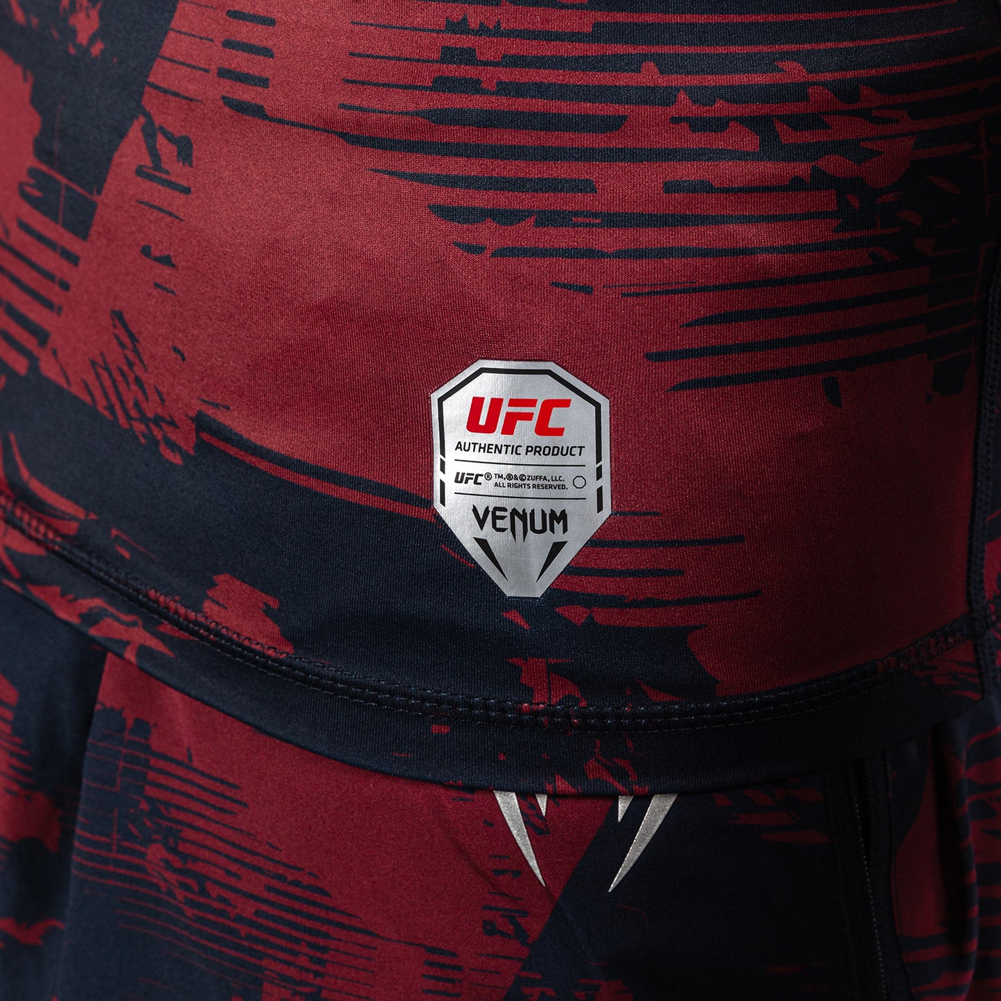 UFC Zenith by Venum Authentic Fight Week Performance Kurzarm Rashguard Herren - Marineblau/Burgunderrot/Silber