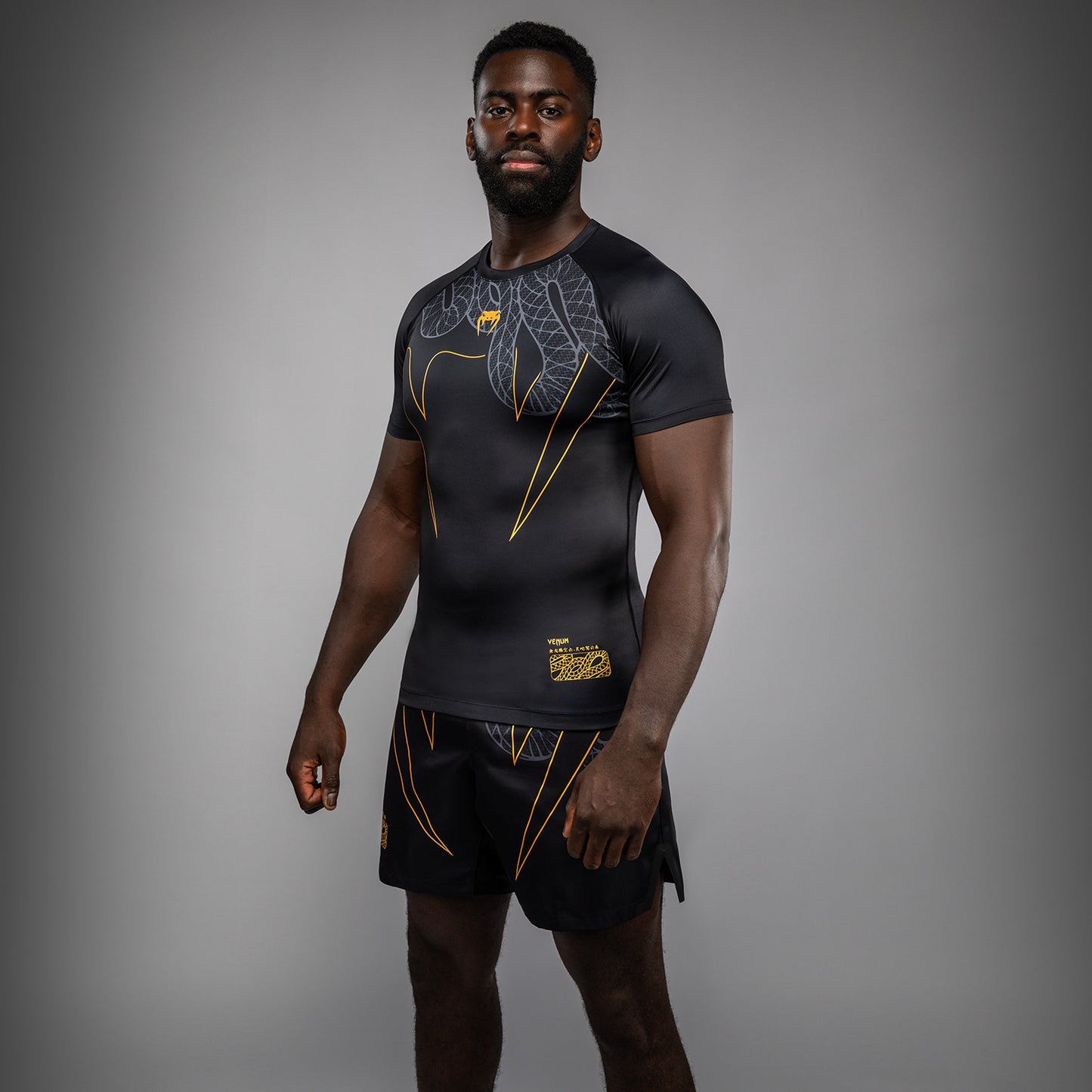 Venum Serpenti Kurzarm Rashguard – Schwarz/Silber/Gold