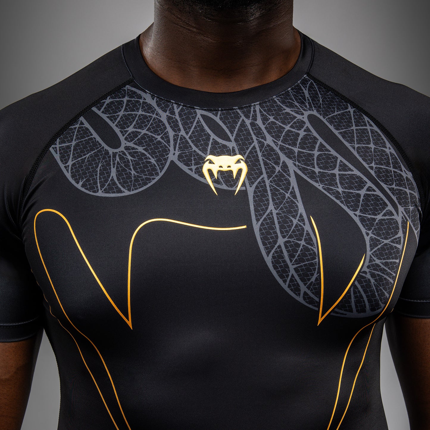 Venum Serpenti Kurzarm Rashguard – Schwarz/Silber/Gold