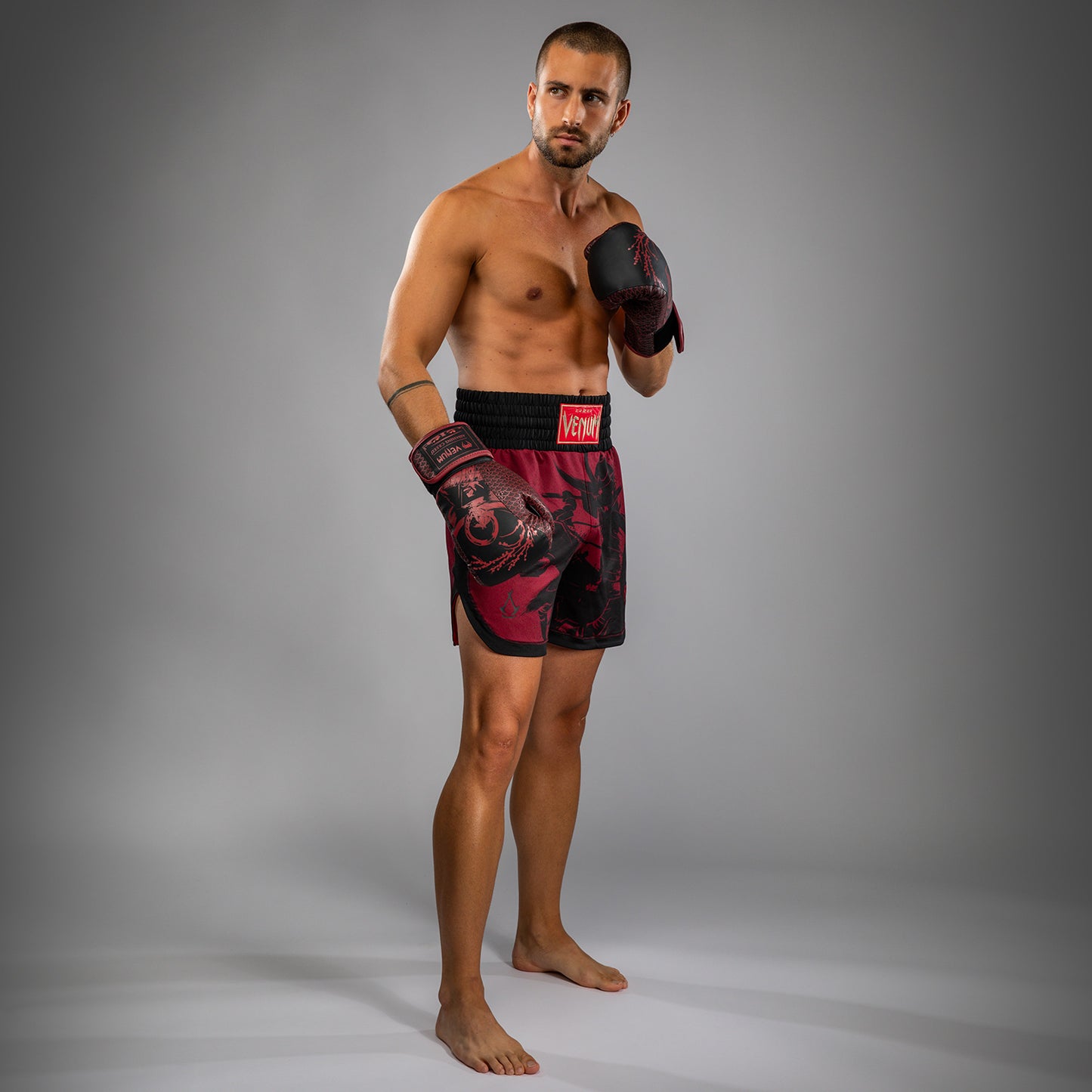 Venum x Assassin’s Creed Shadows Herren Boxershorts - Burgunder/Schwarz