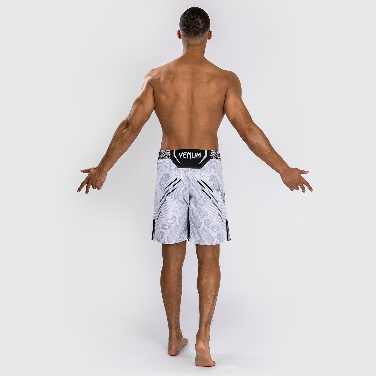 UFC Adrenaline by Venum Personalisierte Authentic Fight Night Herren-Kampfshorts - Lange Passform - Weiß