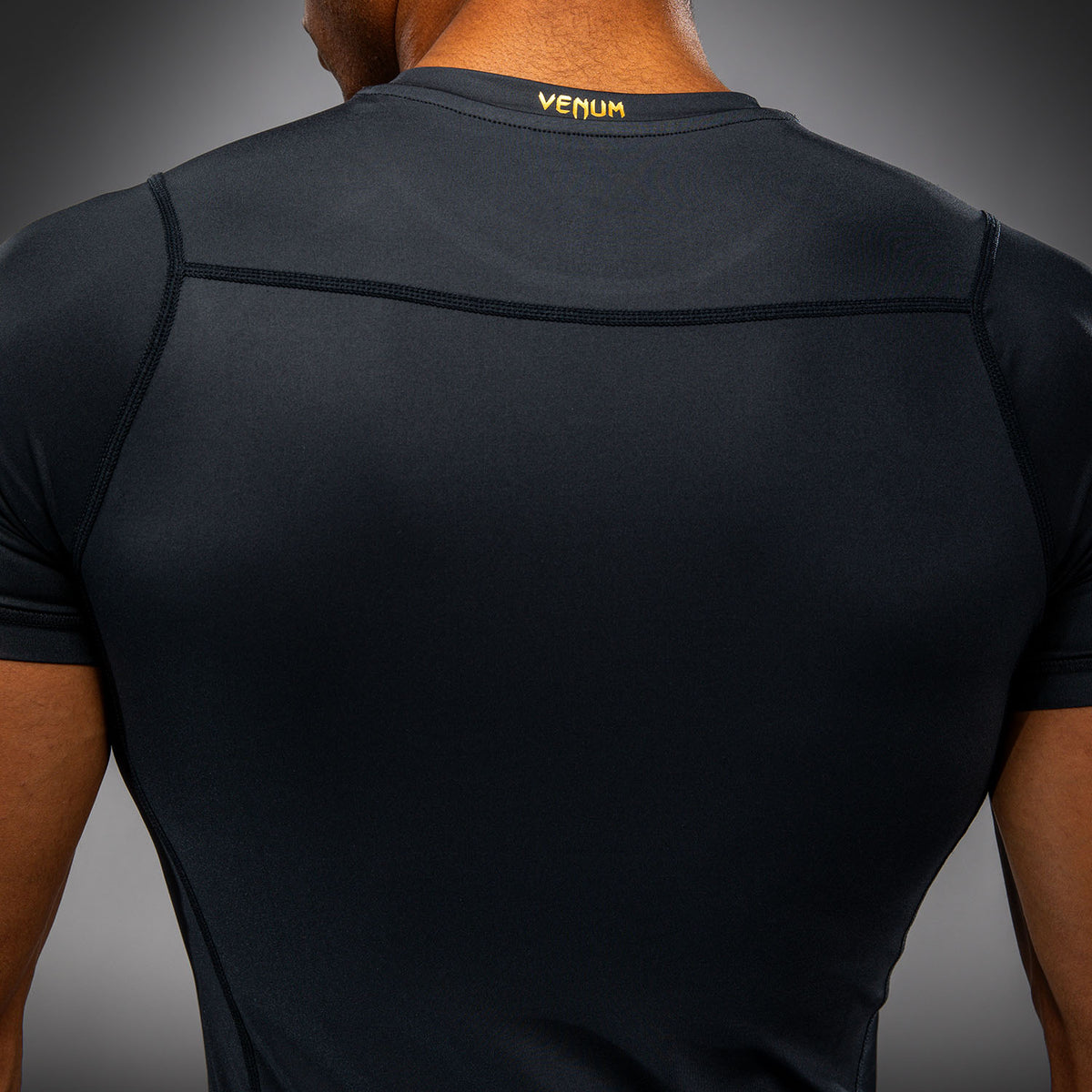 Venum Attack Kurzarm-Rashguard - Schwarz/Gold