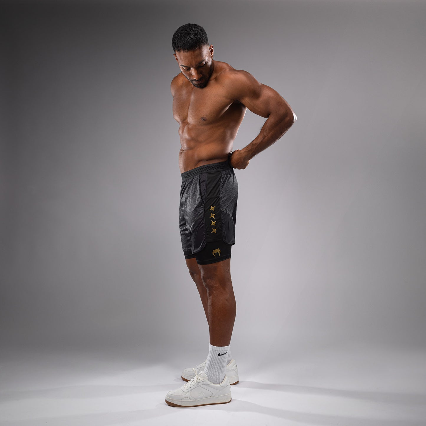 Venum x Assassin’s Creed Shadows Herren-Trainingsshorts - Schwarz/Gold