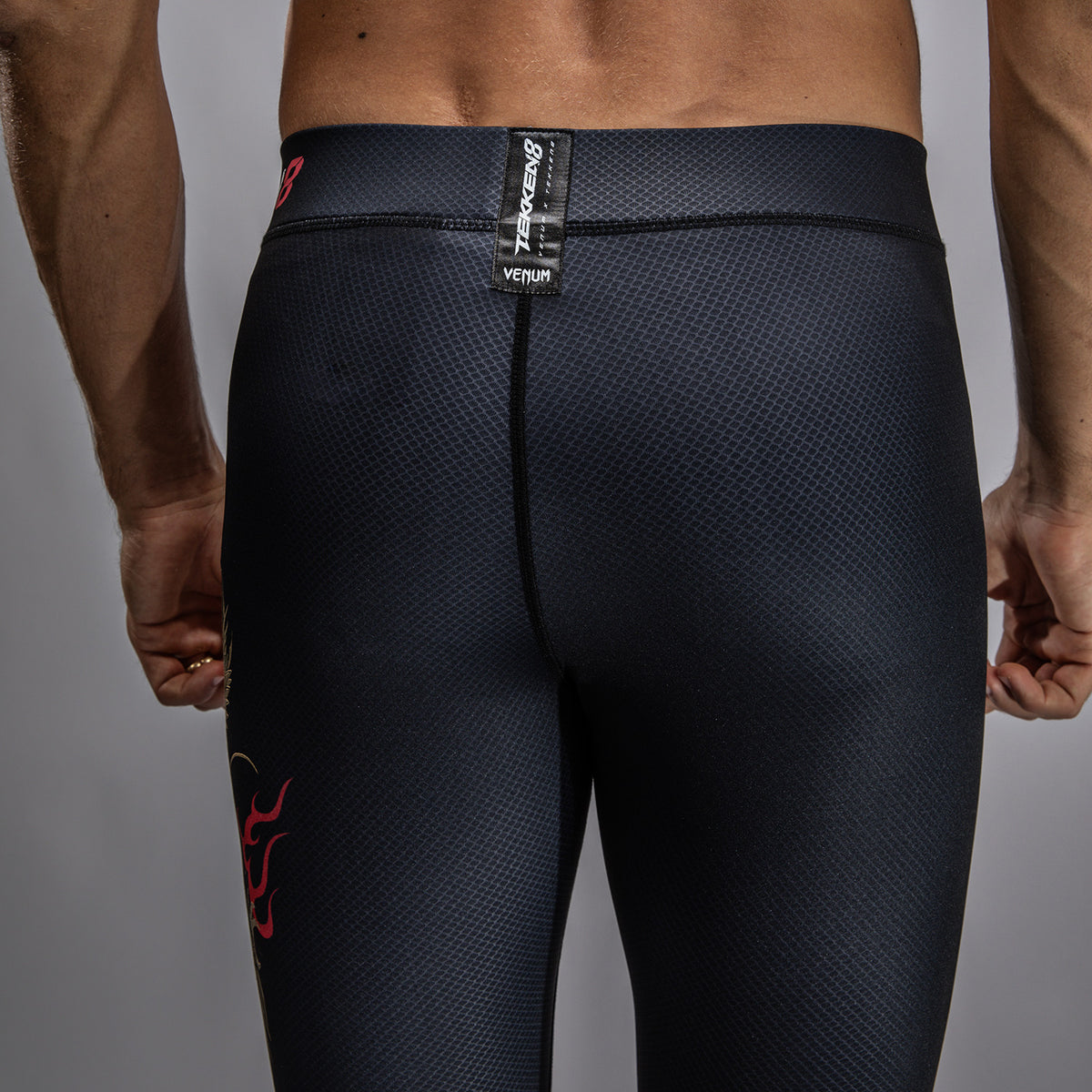 Venum x TEKKEN 8 - Marshall Law Spats - Schwarz/Rot/Gold