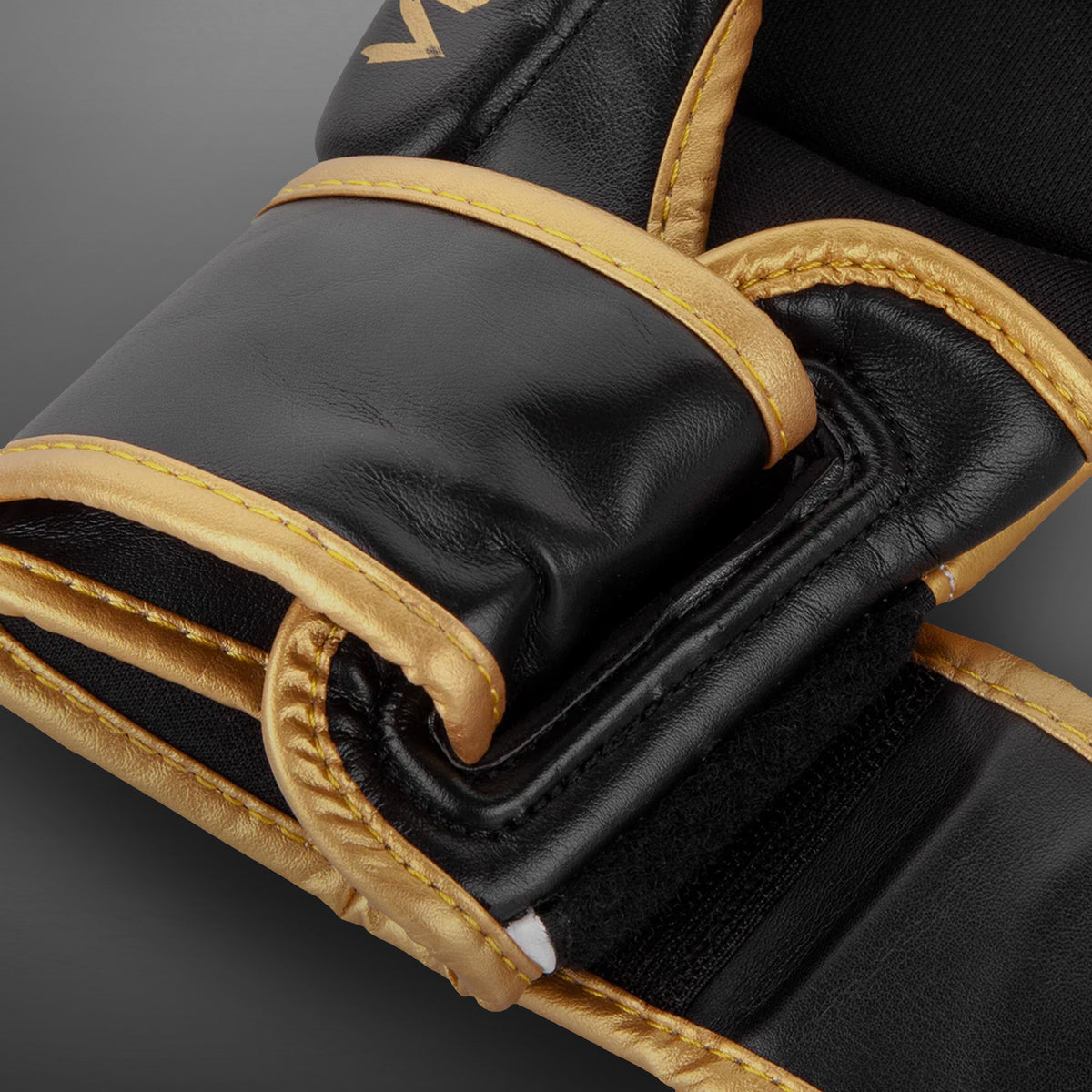 Venum Challenger 3.0 MMA-Sparringhandschuhe - Weiß/Schwarz/Gold
