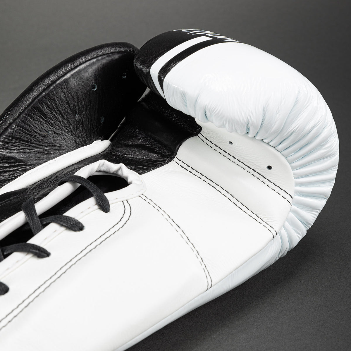 Venum Shield Pro Boxhandschuhe mit Schnürung - Schwarz/Weiß