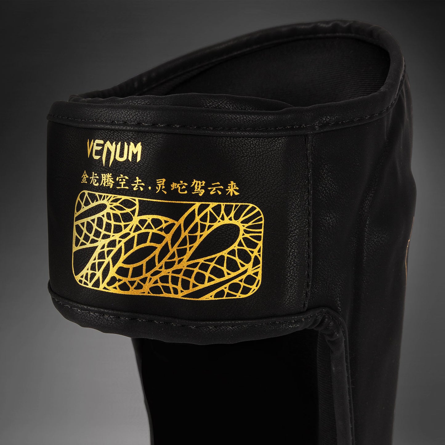 Venum Serpenti Schienbeinschoner – Schwarz/Silber/Gold