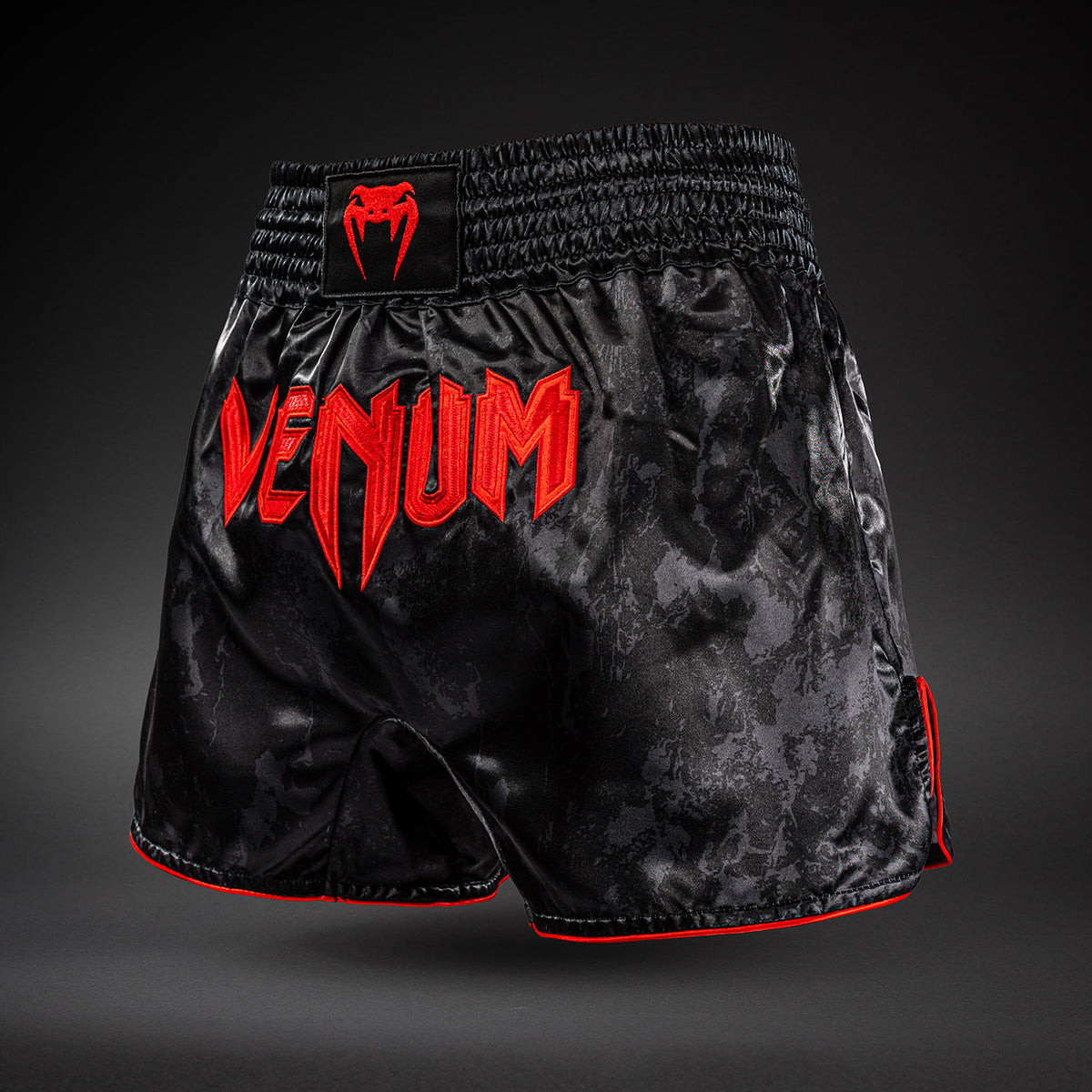 Venum x Batman Muay-Thai-Shorts - Schwarz/Rot