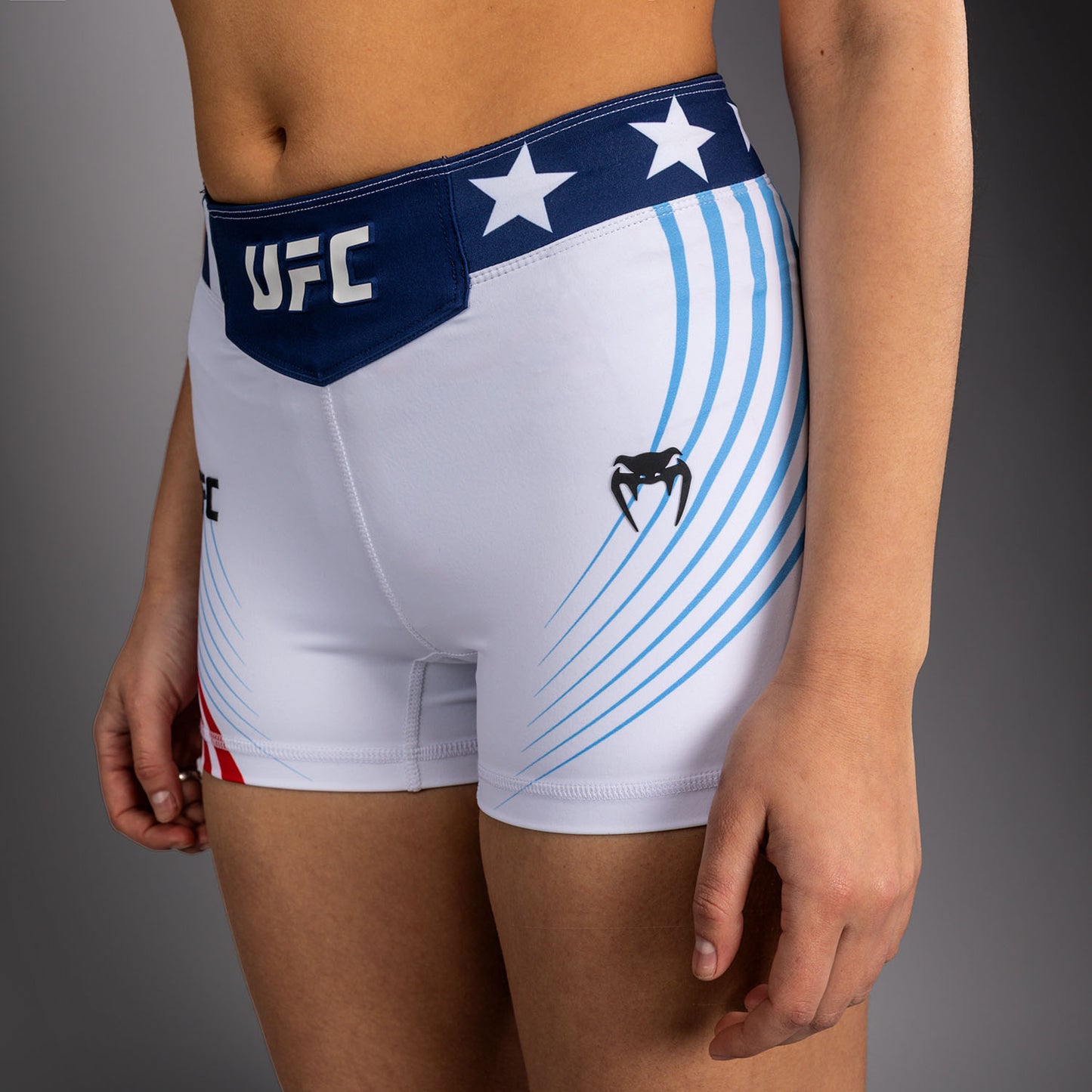Official UFC Freedom 250 by Venum Authentic Vale Tudo Shorts im Short Fit für Damen - Weiß
