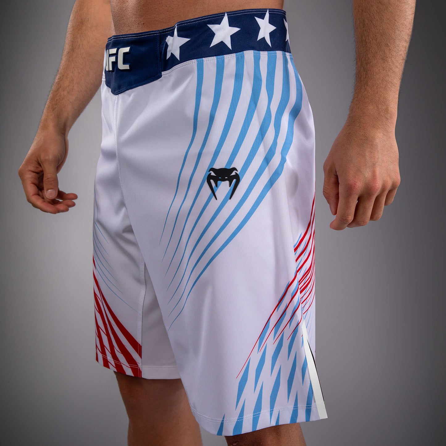 Official UFC Freedom 250 by Venum Authentic Fight Night Fight Shorts im Long Fit für Herren - Weiß