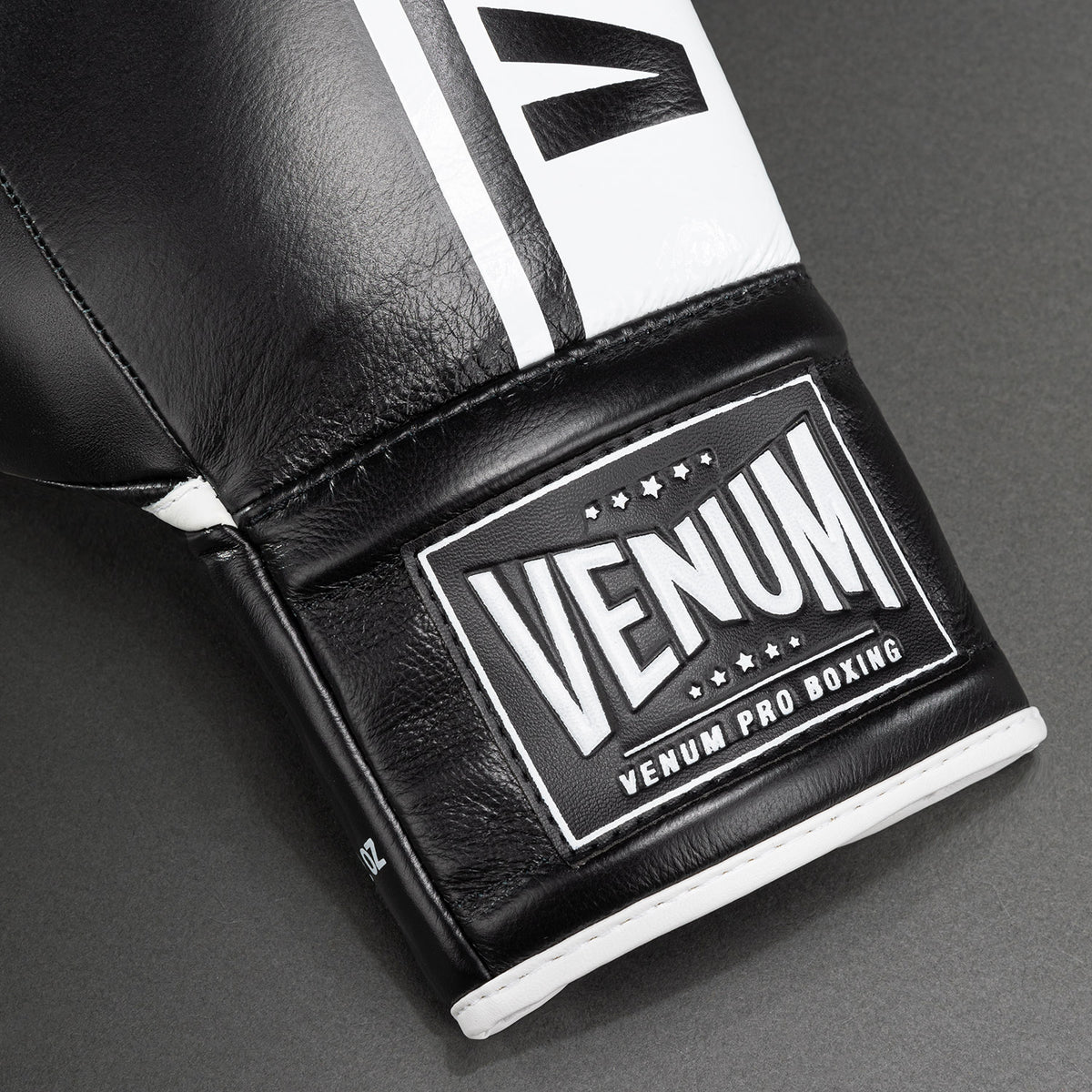 Venum Shield Pro Boxhandschuhe mit Schnürung - Schwarz/Weiß