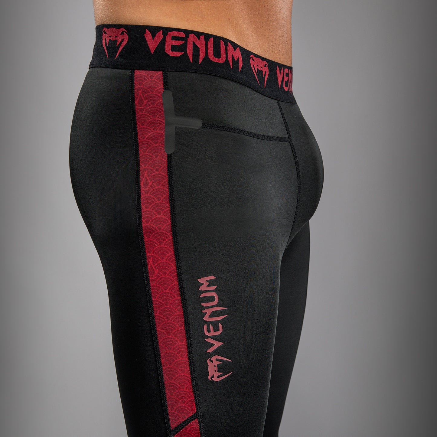 Venum x Assassin’s Creed Shadows Herren Spats - Burgunder/Schwarz