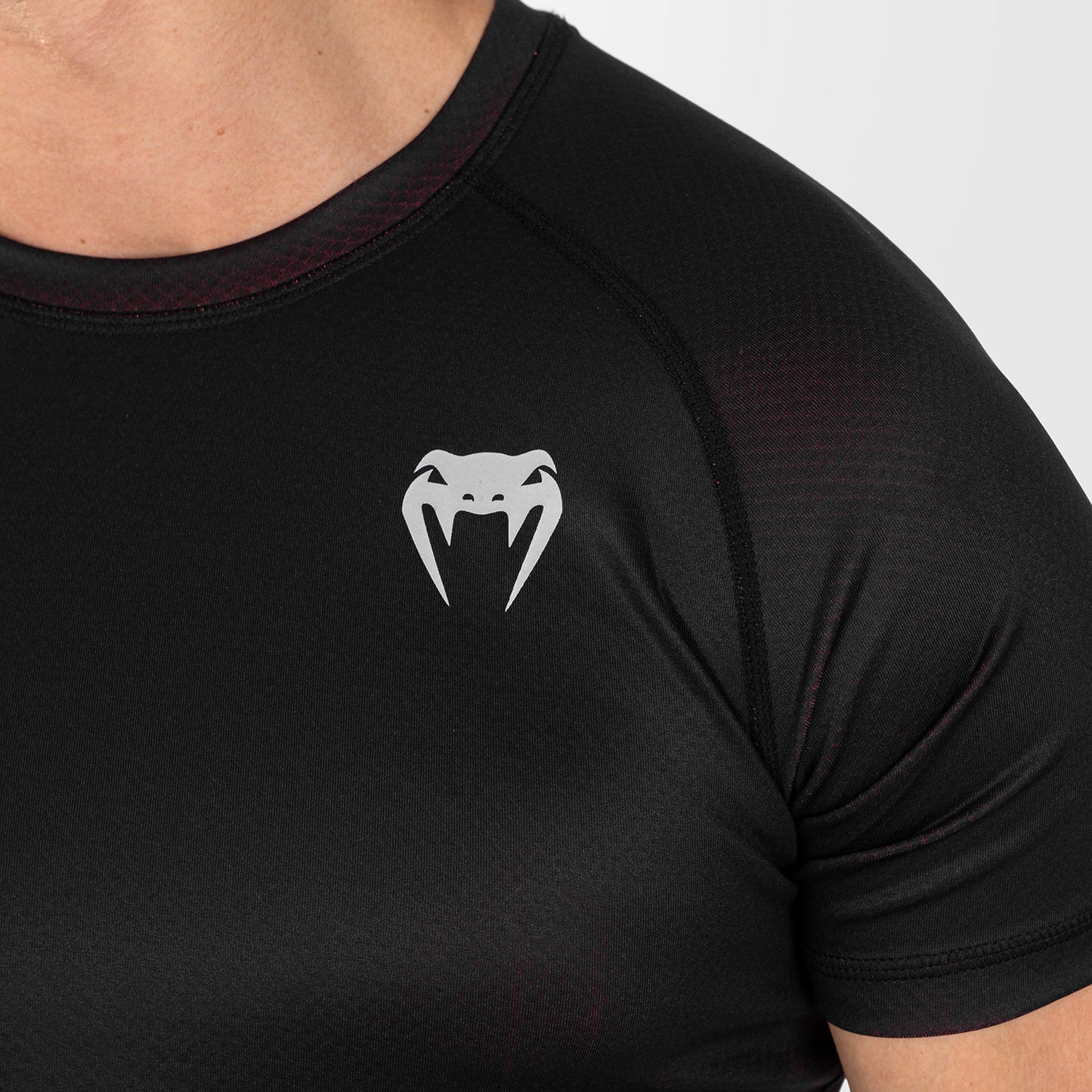 UFC Venum Performance Institute 2.0 Kurzarm-Rashguard für Männer - Schwarz/Rot