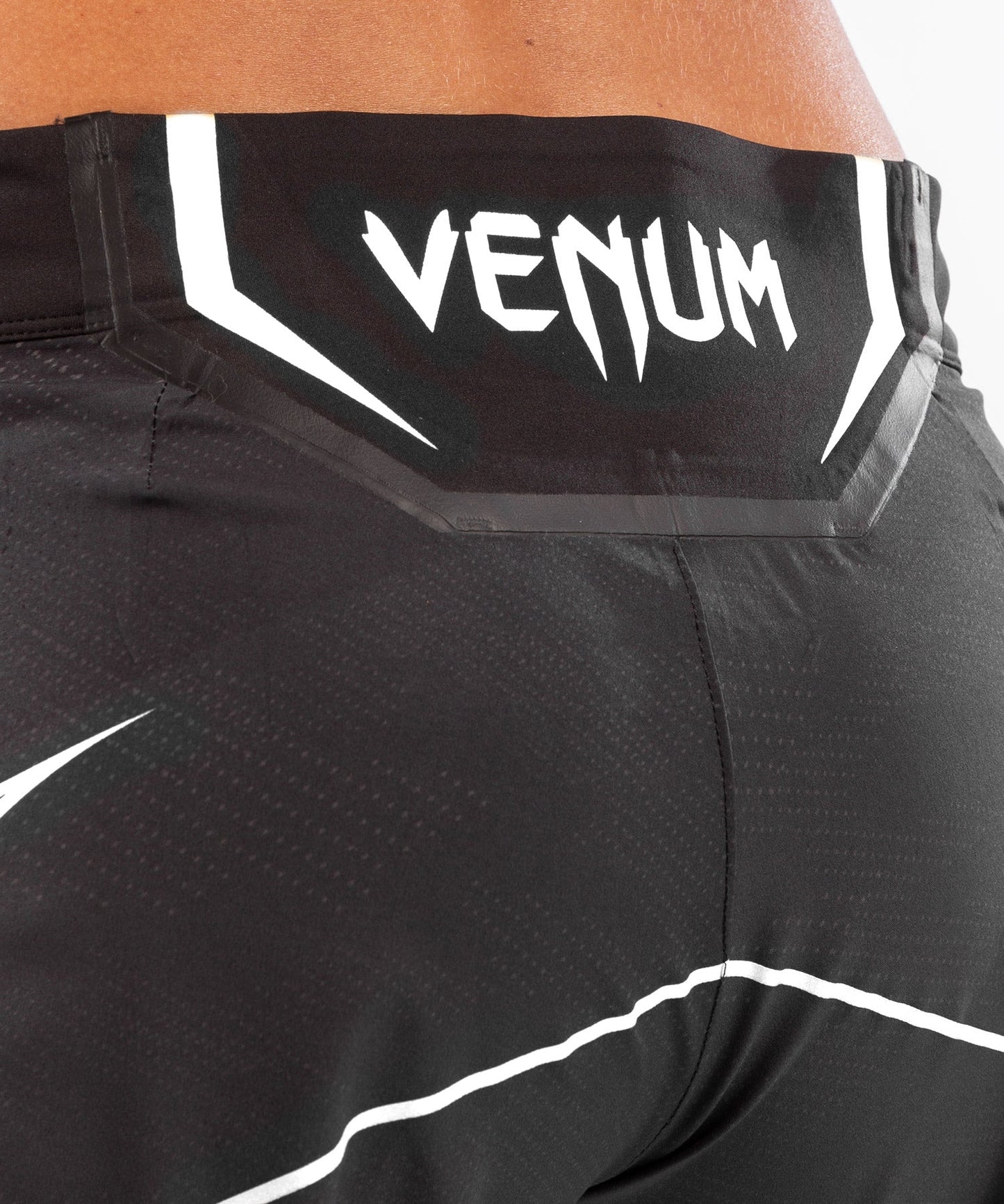 UFC Venum Authentic Fight Night Damen Shorts - Long Fit - Schwarz