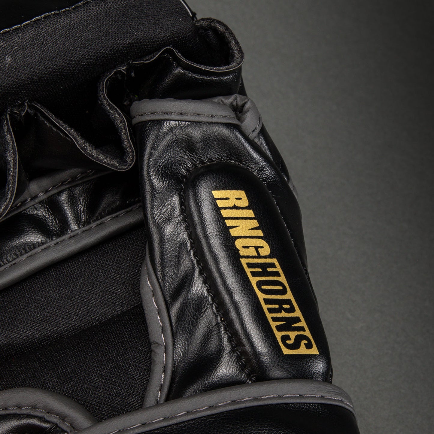 Ringhorns Charger by Venum MMA-Sparringhandschuhe - Schwarz/Gold