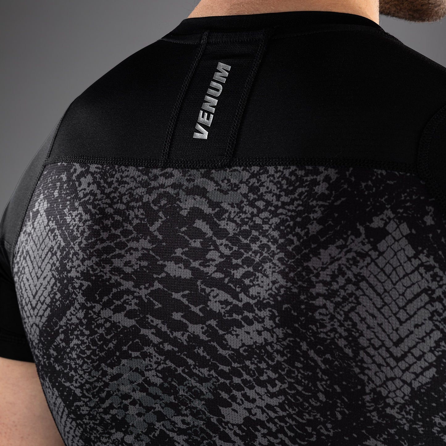 Venum G-Fit Scales Kurzarm Rashguard – Schwarz/Anthrazitgrau