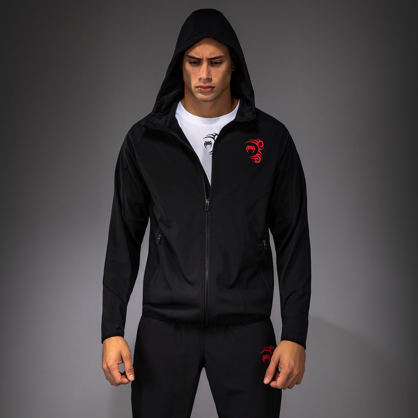 Venum x Mike Tyson Tiger Trackjacke - Tiefes Tiefschwarz/Intensives Rot