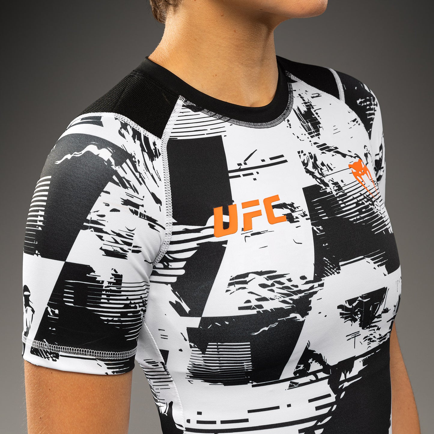 UFC Zenith by Venum Authentic Fight Week Performance Kurzarm Rashguard Damen - Weiß