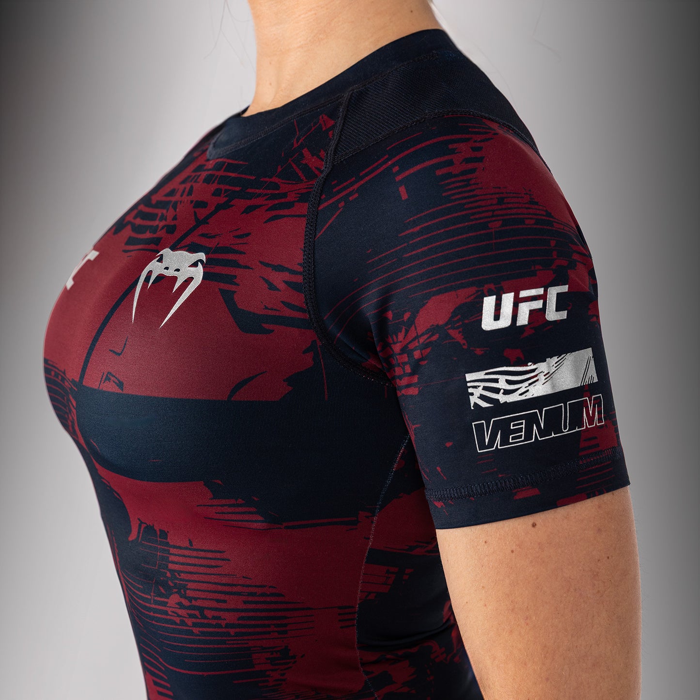 UFC Zenith by Venum Authentic Fight Week Performance Kurzarm Rashguard Damen - Marineblau/Burgunderrot/Silber