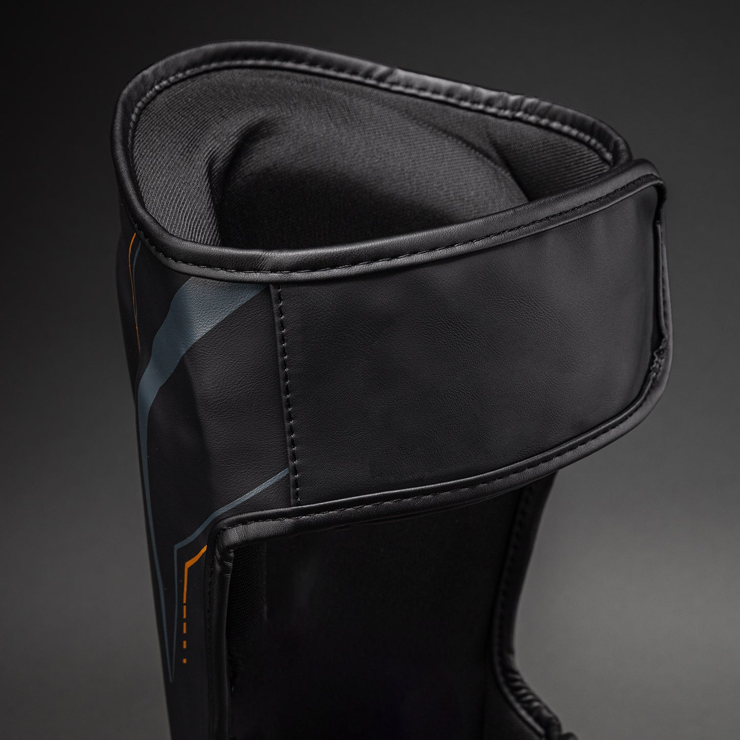 Venum Streamline Schienbeinschoner – Schwarz/Gold