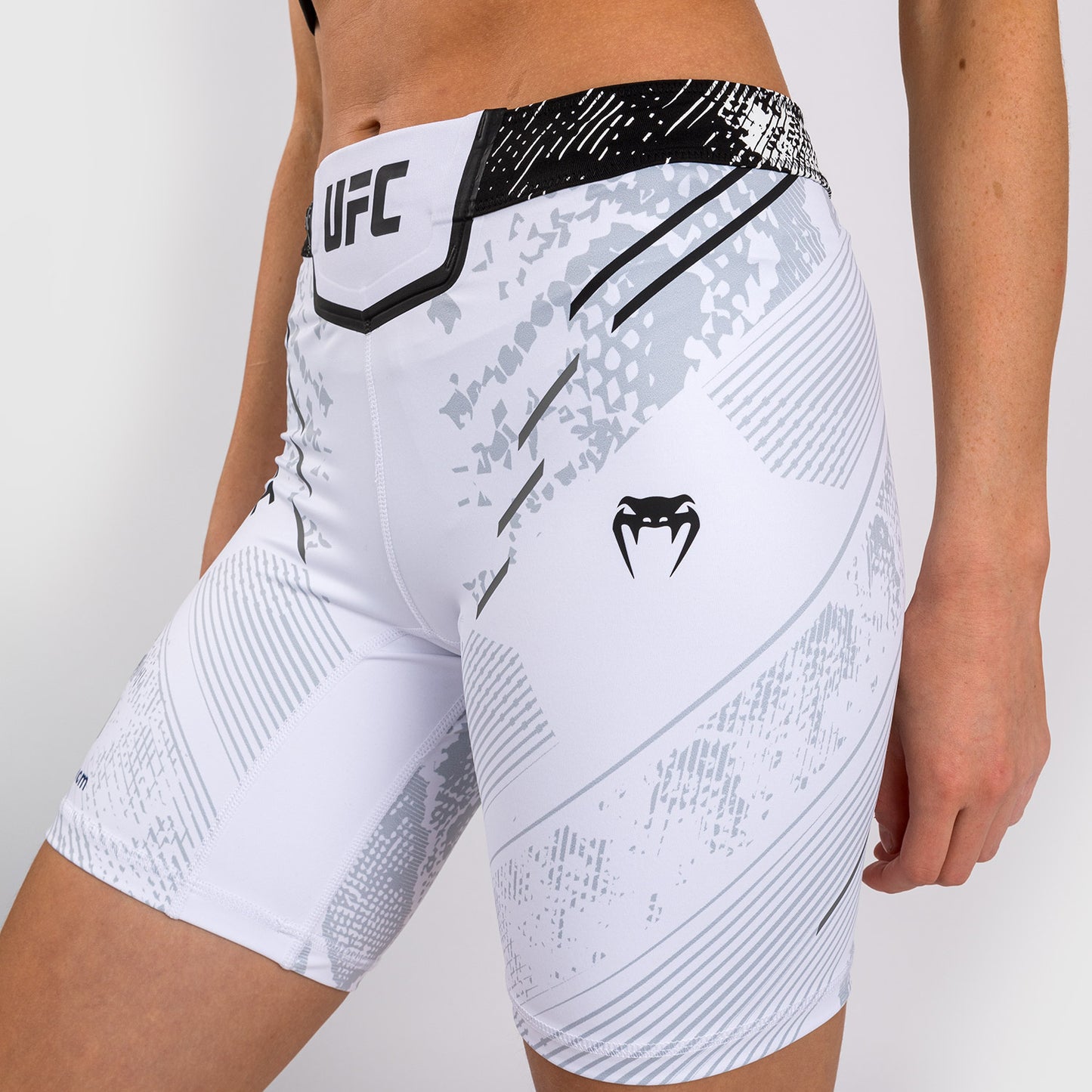 UFC Adrenaline by Venum Authentic Fight Night Vale Tudo Short für Frauen - Lange Passform - Weiß
