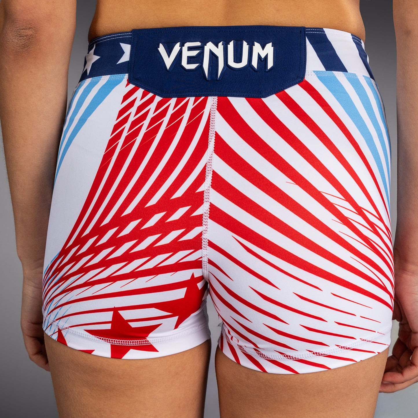 Official UFC Freedom 250 by Venum Authentic Vale Tudo Shorts im Short Fit für Damen - Weiß