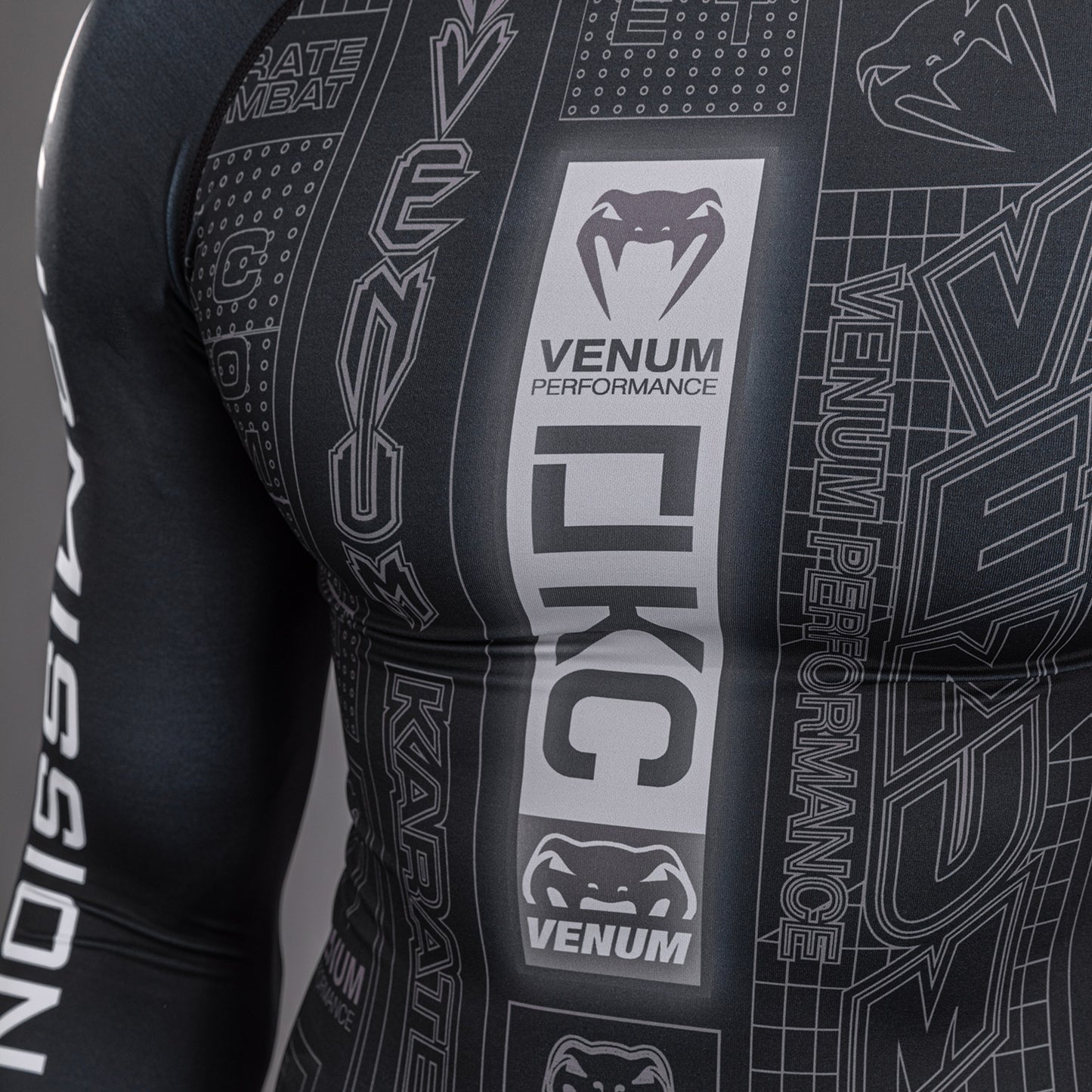 Karate Combat by Venum Langarm Rashguard – Schwarz/Grau