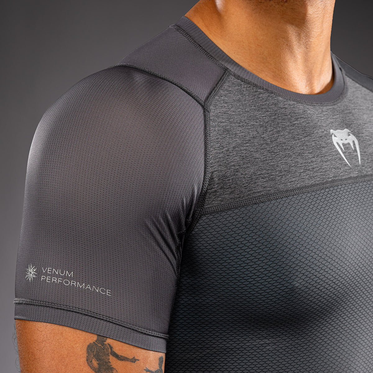 Venum G-Fit Scale Kurzarm-Rashguard - Grau