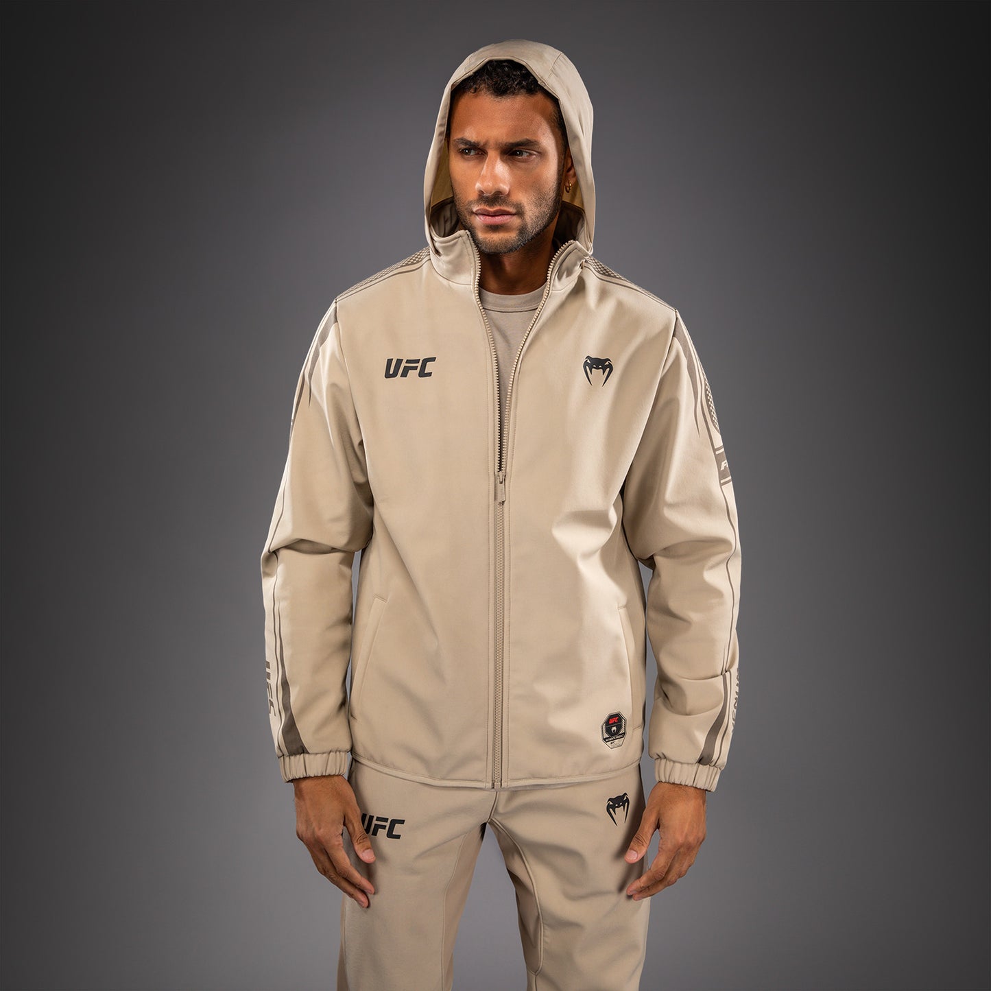 Venum UFC Unity by Venum Authentic Fight Week Herren-Kapuzenjacke mit Reißverschluss - Sand