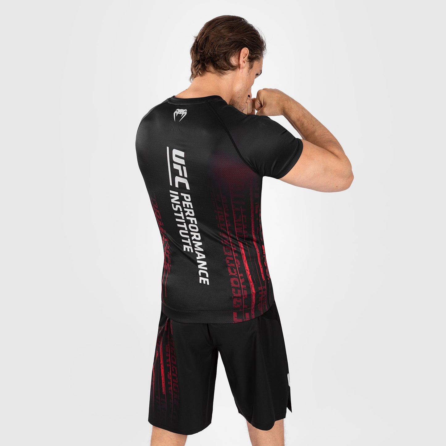 UFC Venum Performance Institute 2.0 Kurzarm-Rashguard für Männer - Schwarz/Rot