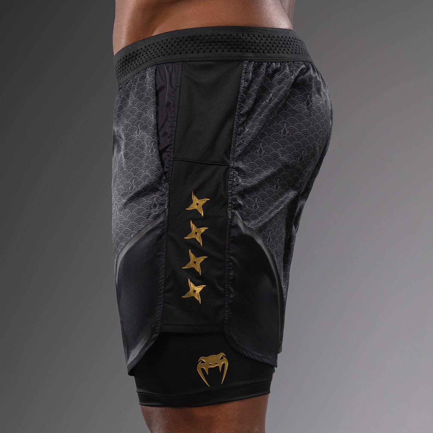 Venum x Assassin’s Creed Shadows Herren-Trainingsshorts - Schwarz/Gold