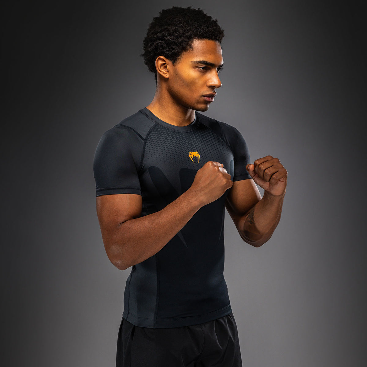 Venum Attack Kurzarm-Rashguard - Schwarz/Gold