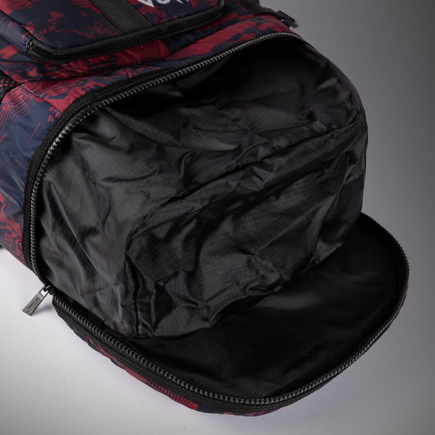 UFC Zenith by Venum Authentic Fight Week Sporttasche - Burgunder