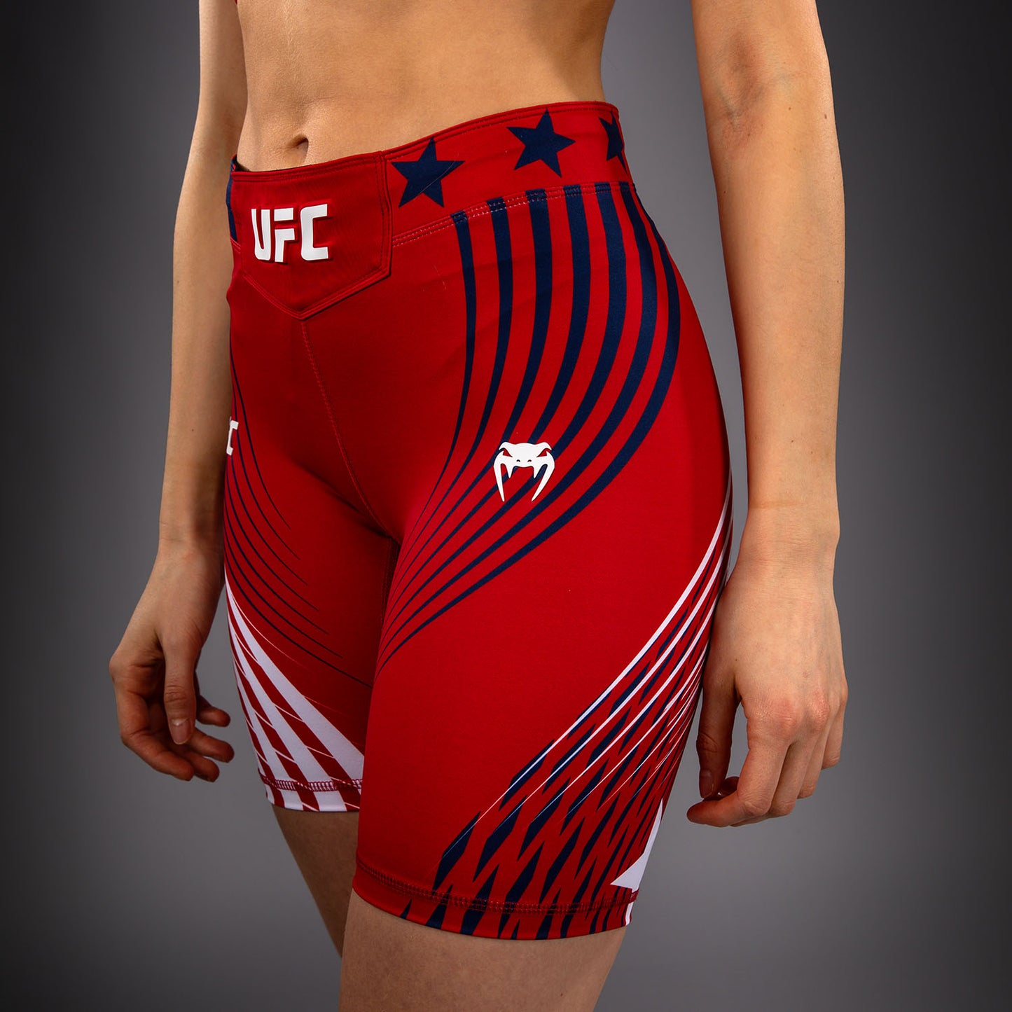 Official UFC Freedom 250 by Venum Authentic Vale Tudo Shorts im Long Fit für Damen - Rot