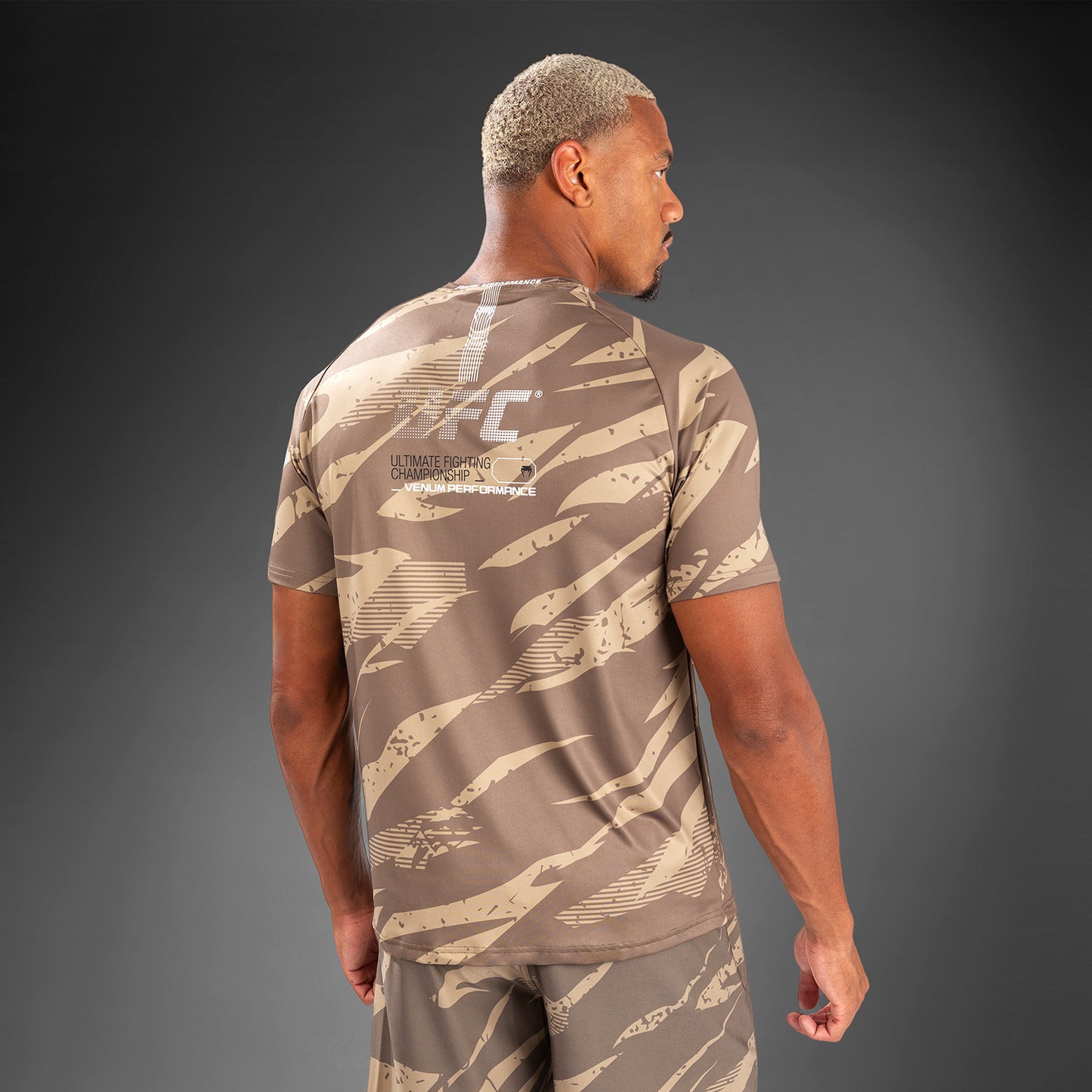 UFC Adrenaline by Venum Fight Week Herren Dry Tech T-Shirt - Desert Camo