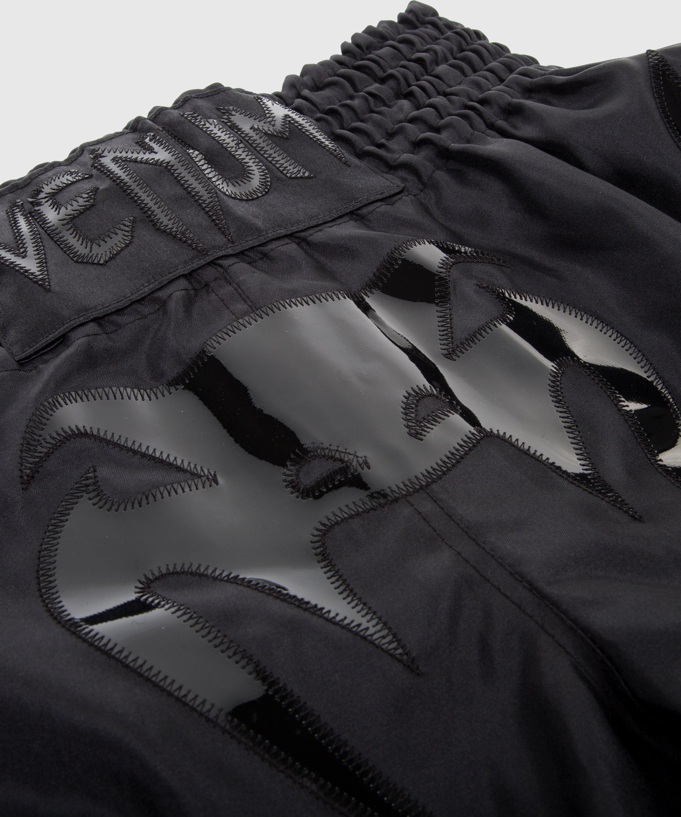 VENUM Pantaloncini Muay Thai Bangkok Inferno – Satin Di Poliestere Leggero, Ricamo Cucito A Mano, Fatto A Mano In Thailandia