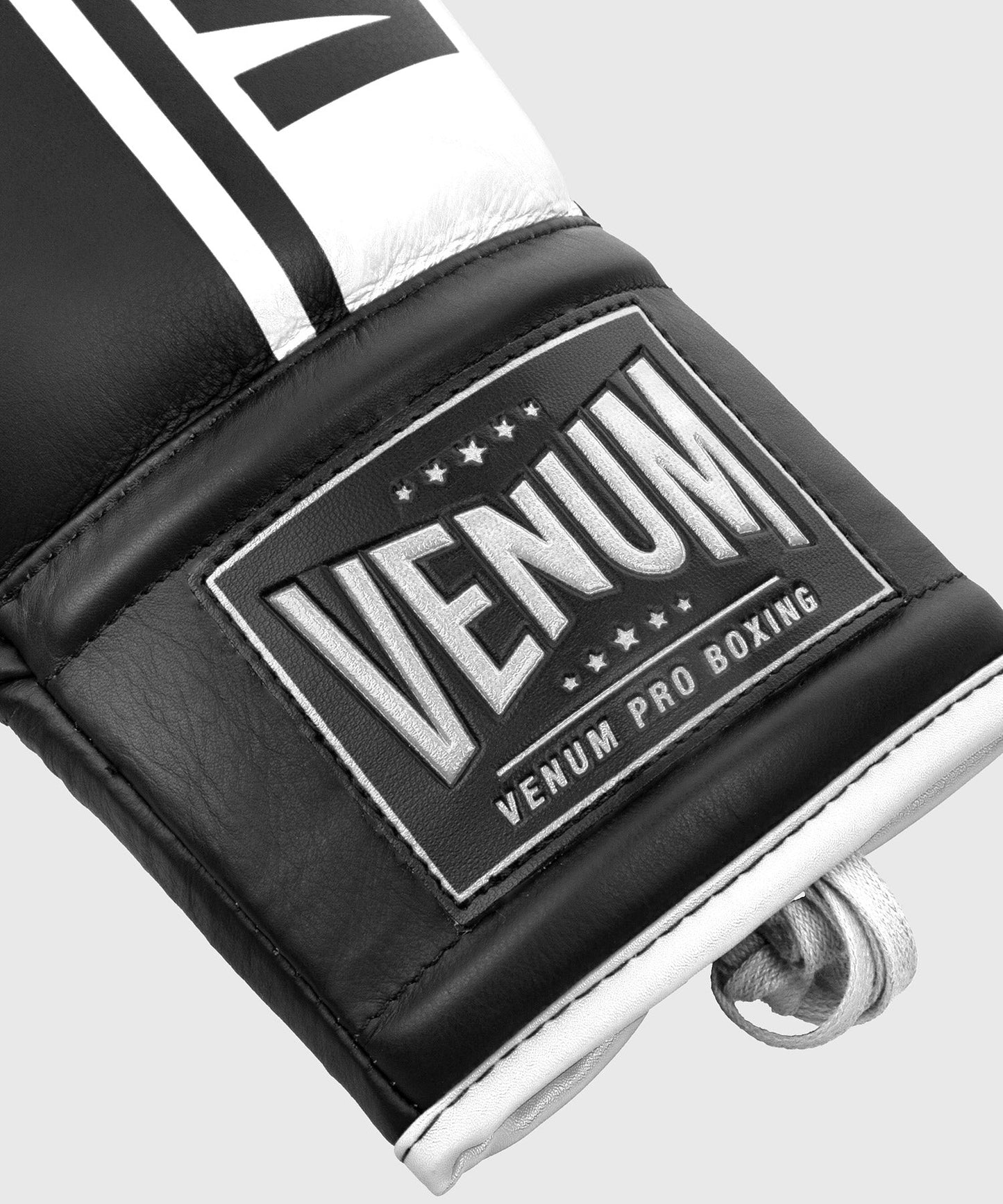 Venum Shield professionelle Boxhandschuhe - MIT SCHNÜRUNG - Schwarz/Weiß
