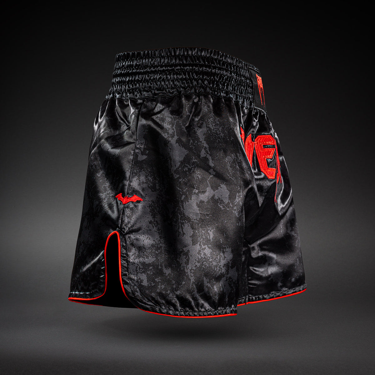 Venum x Batman Muay-Thai-Shorts - Schwarz/Rot