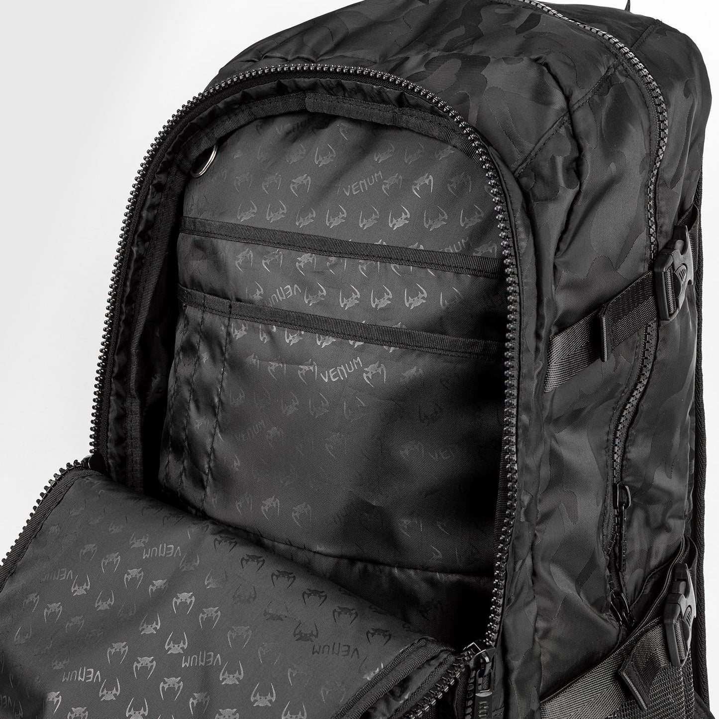 Venum Challenger Pro Rucksack (20-25L) – Schwarz/Dunkles Camo