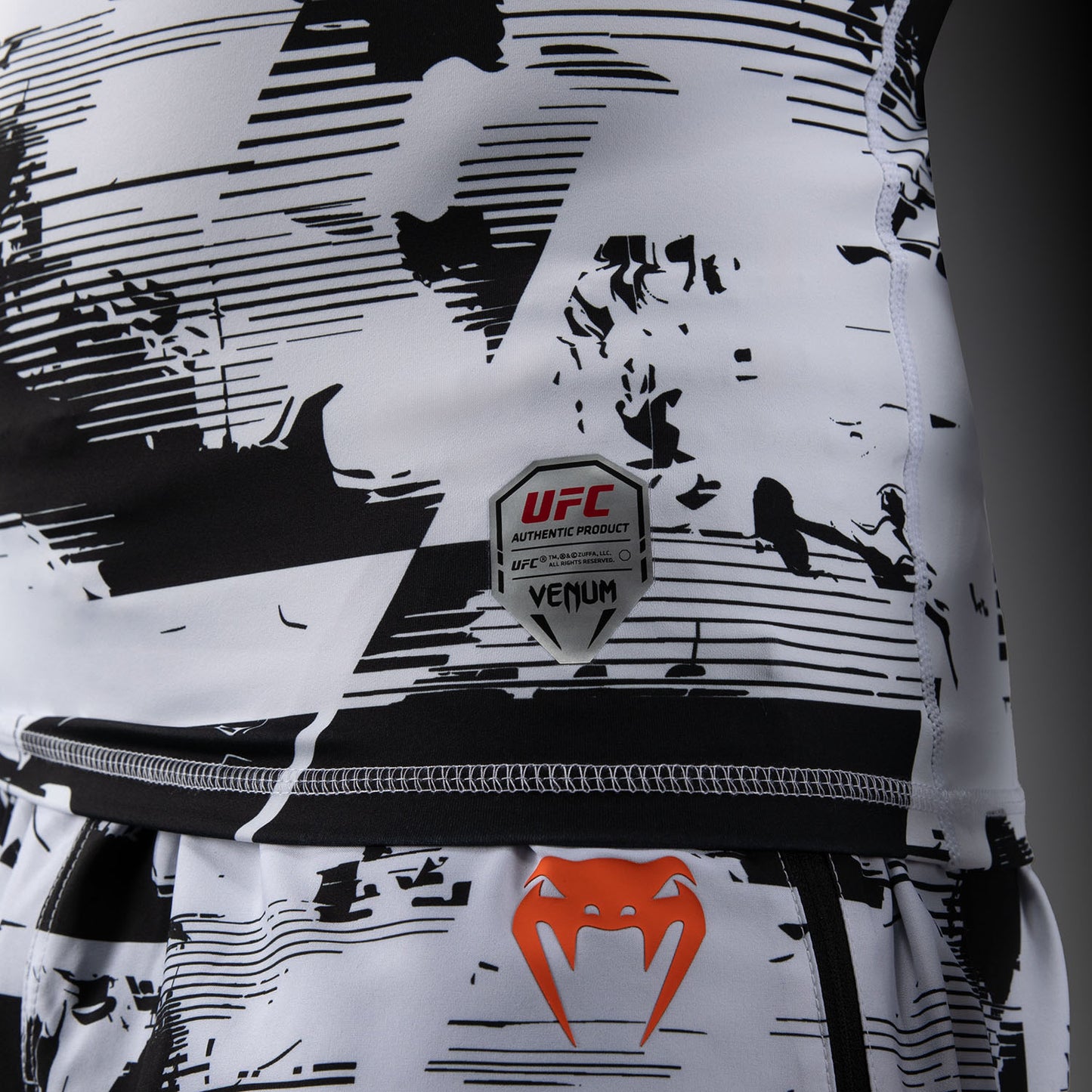 UFC Zenith by Venum Authentic Fight Week Performance Langarm Rashguard Herren - Weiß